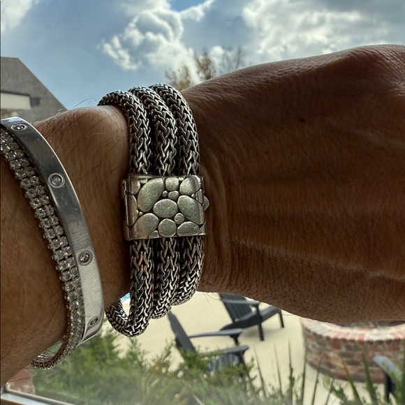 John Hardy bracelet Kali three strand. Authentic perfect condition.
Rare Stunner - Picture 6 of 9